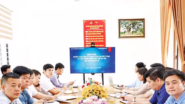 Cán bộ, công chức xã Hoàng An được bồi dưỡng về kỹ năng giải quyết thủ tục hành chính.