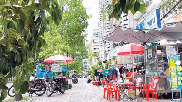 Phường An Đông kẻ vạch trên vỉa hè kết hợp quản lý cấp phép sử dụng tạm thời lòng đường, vỉa hè qua phần mềm (Ảnh QUÝ HIỀN)
