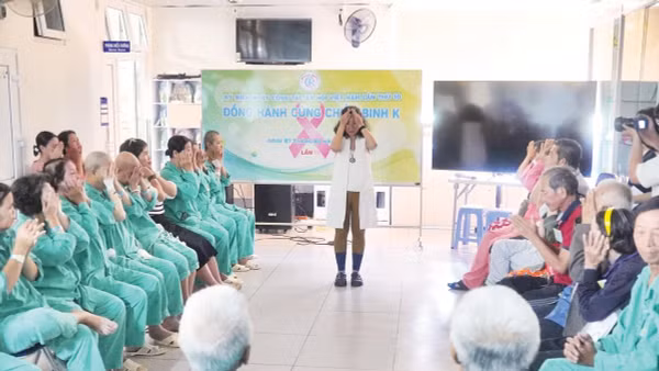 Bệnh nhân ung thư vú đang điều trị tại Bệnh viện Chợ Rẫy tham gia sinh hoạt ngoại khóa.