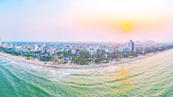 Cửa Lò (Nghệ An) sở hữu bãi biển dài, cát trắng mịn, nước trong xanh cùng nguồn hải sản phong phú.