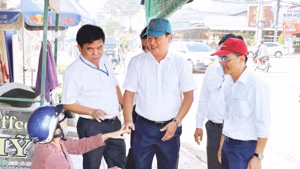 Cán bộ xã Phước An (thành phố Đồng Nai) vận động người dân bàn giao mặt bằng thực hiện dự án Đường 25C kết nối sân bay Long Thành.