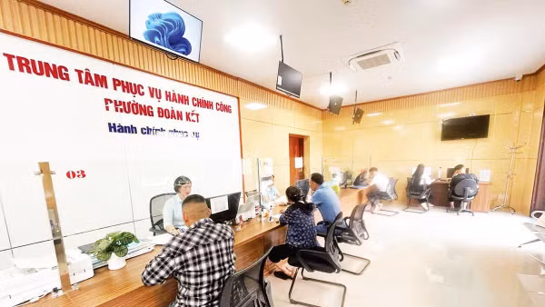 Người dân đến làm thủ tục tại Trung tâm Phục vụ hành chính công phường Đoàn Kết.