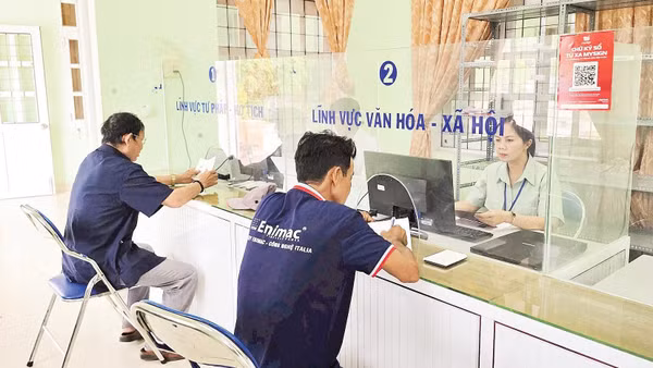 Người dân đến làm thủ tục hành chính tại điểm tiếp nhận thôn Canh Hiệp, xã Canh Vinh, tỉnh Gia Lai.