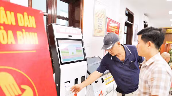 Người dân đến làm thủ tục hành chính tại phường Hòa Bình, tỉnh Phú Thọ.