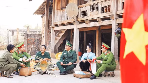 Cán bộ, chiến sĩ công an, biên phòng tuyên truyền cho người dân khu vực biên giới chấp hành tốt chủ trương, chính sách của Đảng và Nhà nước.