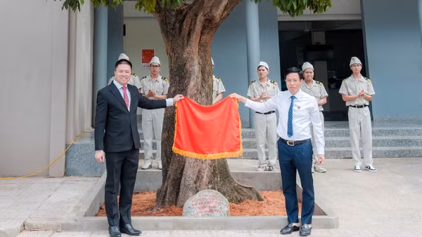 Phó Giáo sư, Tiến sĩ Nguyễn Xuân Phương, Hiệu trưởng Trường đại học Giao thông Vận tải Thành phố Hồ Chí Minh và lãnh đạo Ủy ban nhân dân tỉnh Hưng Yên trồng cây nhãn lồng tại khuôn viên nhà trường.