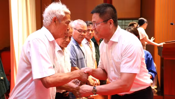Phó Giáo sư, Tiến sĩ Nguyễn Xuân Phương, Hiệu trưởng Trường đại học Giao thông Vận tải Thành phố Hồ Chí Minh trao quà cho các gia đình chính sách trên địa bàn xã Nghĩa Trụ, tỉnh Hưng Yên.
