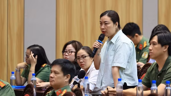 Người dân nêu ý kiến tại buổi đối thoại. (Ảnh: TRỌNG ANH)