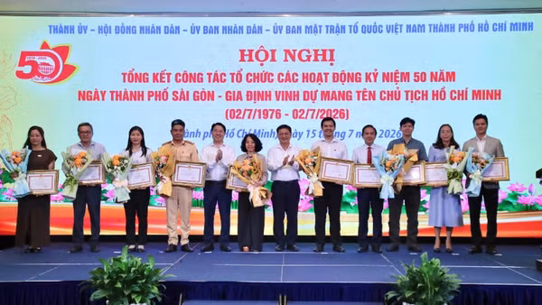 Các tập thể được khen thưởng trong chuỗi hoạt động kỷ niệm 50 năm Ngày Thành phố Sài Gòn-Gia Định vinh dự mang tên Chủ tịch Hồ Chí Minh.