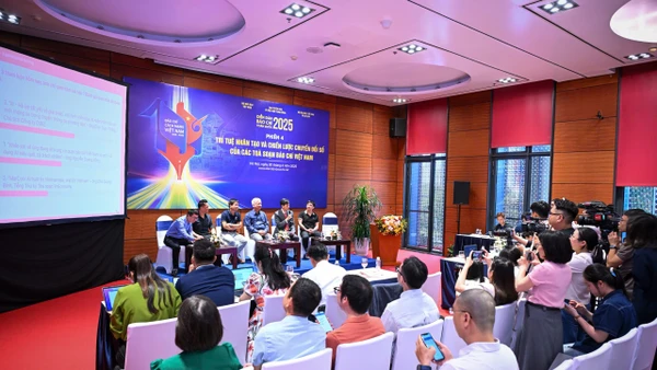 Quang cảnh phiên thảo luận với chủ đề "Trí tuệ nhân tạo và chiến lược chuyển đổi số của các tòa soạn báo chí Việt Nam".