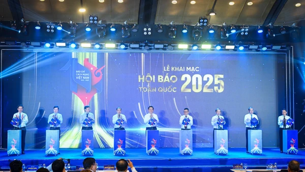 Các đại biểu bấm nút chính thức khai mạc Hội báo Toàn quốc năm 2025.
