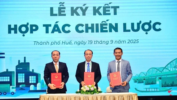 Đại diện các bên ký kết ghi nhớ hợp tác chiến lược xây dựng đô thị di sản-công nghiệp hiện đại.