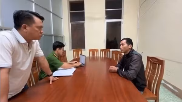 Cơ quan chức năng làm việc với 1 trong 3 đối tượng. (Ảnh: Công an cung cấp)