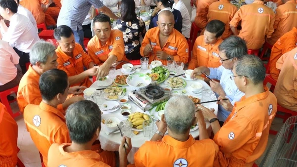 Bữa cơm Công đoàn tại Công ty Cổ phần Nhiệt điện Bà Rịa.