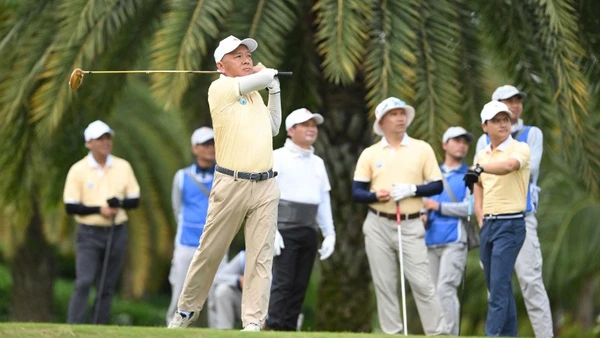 Các golfer thi đấu tại giải. (Ảnh: HỮU THỐNG)