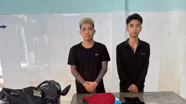 Các đối tượng: Lê Văn Nhâm (bên trái), Lương Công Thuận tại cơ quan Công an (Ảnh: Công an cung cấp)