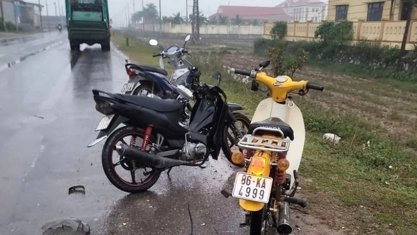 Hiện trường vụ tai nạn làm 3 học sinh thương vong tại xã Trường Phú, tỉnh Quảng Trị sáng 1/12.