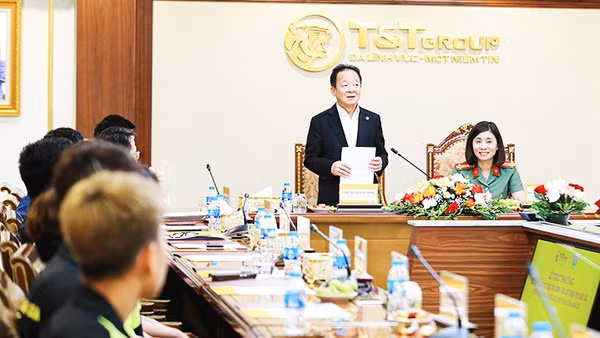 Ông Đỗ Quang Hiển và Đại tá Nguyễn Thị Thúy Thanh trao thưởng cho các VĐV xuất sắc giành Huy chương vàng.