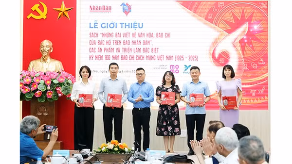 Đồng chí Lê Quốc Minh - Tổng Biên tập Báo Nhân Dân tặng Cuốn sách “Những bài viết về văn hóa, báo chí của Bác Hồ trên Báo Nhân Dân” cho đại diện các đơn vị. Ảnh: KHIẾU MINH