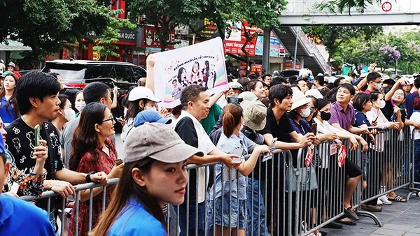 Rất đông phụ huynh chờ đợi và cổ vũ con cái vượt qua thử thách thi cử.