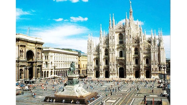 Quảng trường trung tâm thành phố Piazza del Duomo (Milan, Italia).