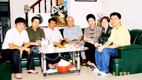 Thủ tướng Võ Văn Kiệt thăm gia đình nhà báo Ngô Minh Đạo (ngồi bên phải Thủ tướng).