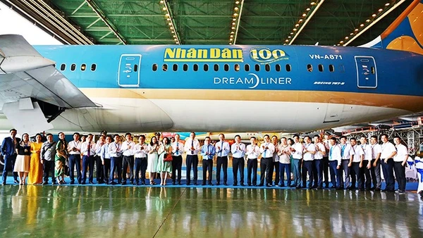 Ra mắt logo Báo Nhân Dân trên máy bay Vietnam Airlines