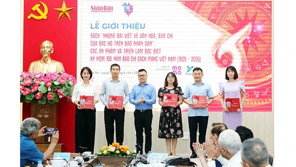 Đồng chí Lê Quốc Minh - Tổng Biên tập Báo Nhân Dân tặng Cuốn sách “Những bài viết về văn hóa, báo chí của Bác Hồ trên Báo Nhân Dân” cho đại diện các đơn vị. Ảnh: KHIẾU MINH