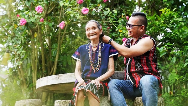 Nhà báo Alăng Ngước cùng mẹ.