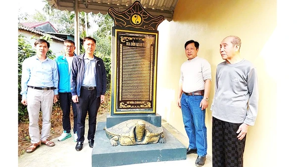 Bia di tích tại Đền thờ Tham tán Lê Đình Dật.