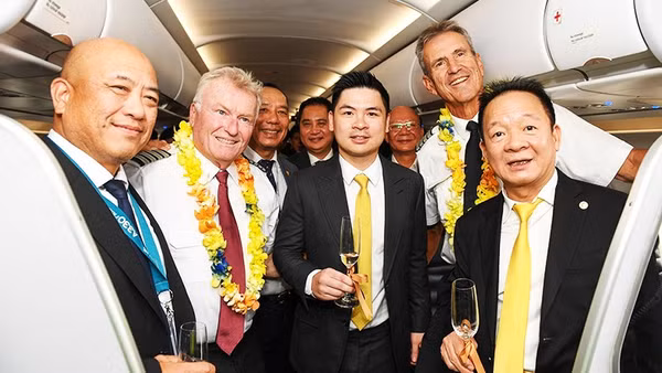 Các đại biểu chúc mừng tổ bay của Airbus A321.