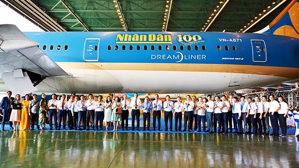 Ra mắt logo Báo Nhân Dân trên máy bay Vietnam Airlines