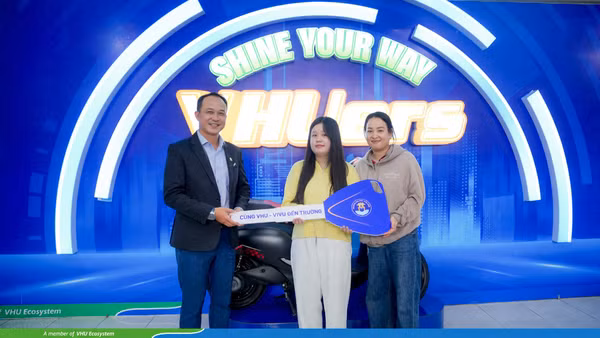 Thí sinh quay số may mắn trúng xe máy điện khi tham gia nhập học tại Trường đại học Văn Hiến. (Ảnh: Trường đại học Văn Hiến)