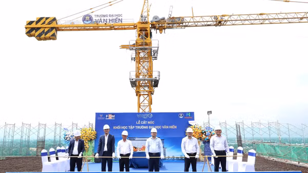 Trường đại học Văn Hiến đã tiến hành cất nóc Khối đào tạo học tập thực hành HEC2. Công trình hiện đại, quy mô này sẽ được đưa vào hoạt động từ năm học 2026-2027. (Ảnh: Trường đại học Văn Hiến)