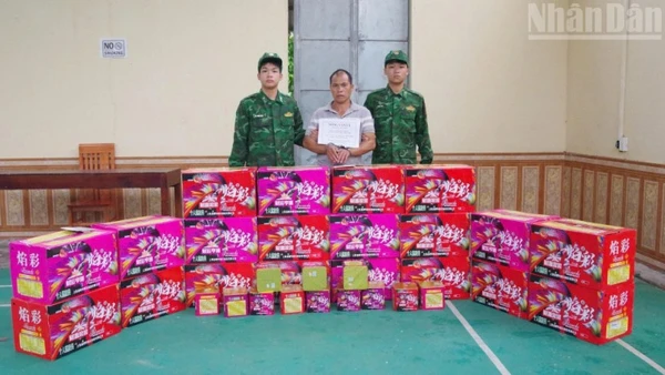 Đối tượng Nông Văn Lý cùng số lượng lớn tang vật nghi là pháo nổ.