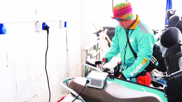 Dịch vụ sạc xe máy điện nở rộ ở Thành phố Hồ Chí Minh. (Ảnh THẾ ANH)