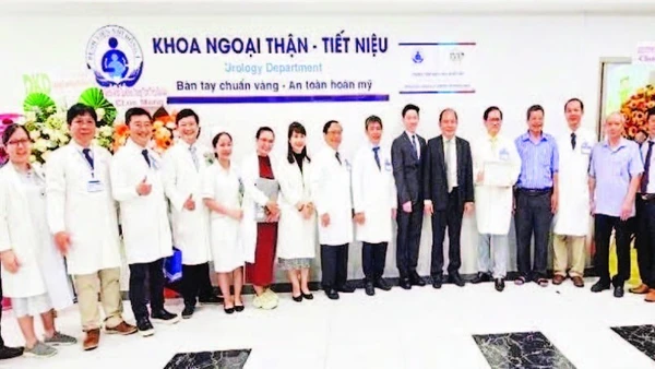 Các bác sĩ và CBNV Khoa Ngoại thận - Tiết niệu, Bệnh viện Nhi đồng 1.