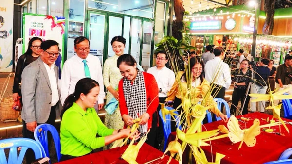 Nhiều trò chơi dân gian được tổ chức trong Ngày hội sách và văn hóa đêm. (Ảnh MẠNH HẢO)