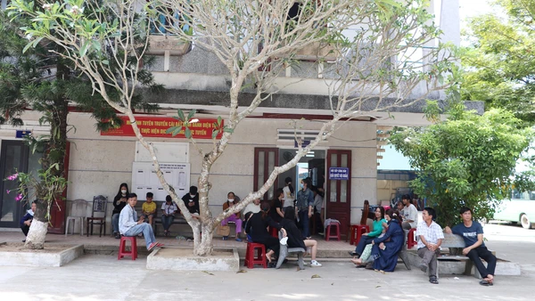 Toàn cảnh người dân trên địa bàn huyện Tiên Phước, tỉnh Quảng Nam cũ đến trụ sở Công an xã Tiên Phước làm căn cước công dân.