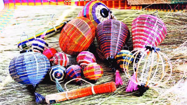 Lồng đèn sợi cói đa dạng kích cỡ.