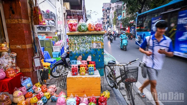 Người đi bộ buộc phải đi xuống lòng đường.