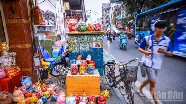 Người đi bộ buộc phải đi xuống lòng đường.