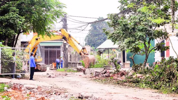 Người dân sẵn sàng phá hàng rào của gia đình để hiến đất, bàn giao mặt bằng cho đơn vị thi công.