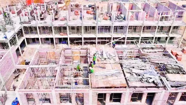 Công nhân Công ty Xây dựng và Thương mại số 6 Điện Biên nỗ lực thi công đẩy nhanh tiến độ công trình xây dựng Trường nội trú liên cấp Thanh Nưa.