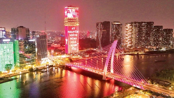 Thành phố Hồ Chí Minh lung linh sắc màu chào mừng Đại hội XIV của Đảng. (Ảnh HỒNG ĐẠT)