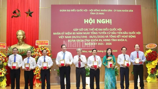 Đồng chí Dương Thanh Bình, Ủy viên Trung ương Đảng, Ủy viên Ủy ban Thường vụ Quốc hội, Chủ nhiệm Ủy ban Dân nguyện và Giám sát của Quốc hội trao tặng Kỷ niệm chương “Vì sự nghiệp Quốc hội Việt Nam” cho các cá nhân có công lao đóng góp vào quá trình phát triển của Quốc hội Việt Nam.