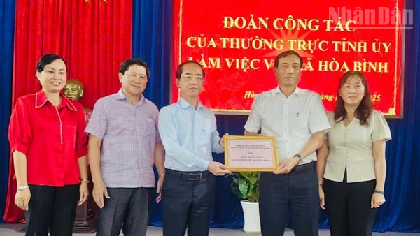 Nhân dịp đến làm việc tại xã Hòa Bình, Đoàn công tác của Thường trực Tỉnh ủy Cà Mau đã hỗ trợ 40 máy vi tính cho Thư viện Trường Tiểu học Hòa Bình A. Nguồn kinh phí do lãnh đạo Ủy ban nhân dân dân tỉnh vận động, tài trợ.