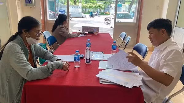 Lãnh đạo Ủy ban nhân dân phường Tân An, thành phố Cần Thơ hướng dẫn giải quyết thủ tục hành chính cho người dân. (Ảnh: Báo Nhân Dân) 