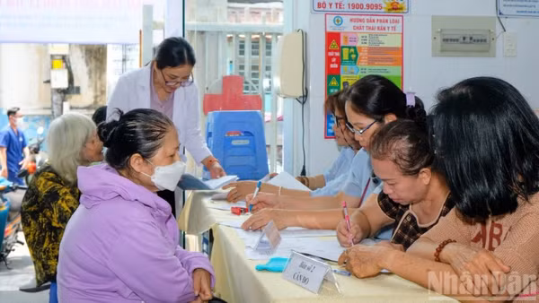 Trạm Y tế phường Gia Định, Thành phố Hồ Chí Minh phối hợp Bệnh viện Nhân dân Gia Định tổ chức chương trình khám sàng lọc, tầm soát bệnh lý Tim mạch, Đái tháo đường cho người dân trên địa bàn ngày 17/4. (Ảnh: THẾ ANH-ĐÌNH THÌN)