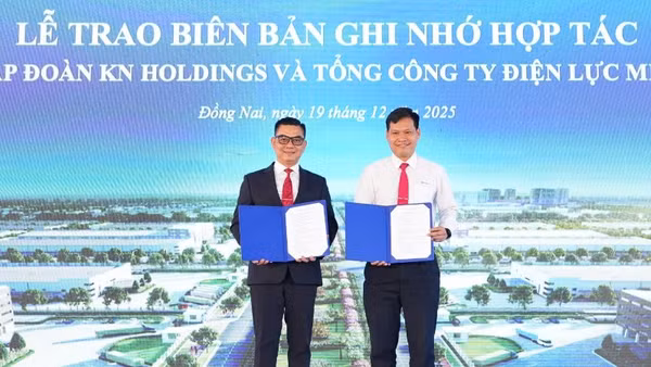 Ông Bùi Quốc Hoan, Phó Tổng Giám đốc Tổng công ty Điện lực miền nam và ông Trần Quốc Thanh, Phó Tổng Giám đốc Tập đoàn KN Holdings trao biên bản ghi nhớ hợp tác.